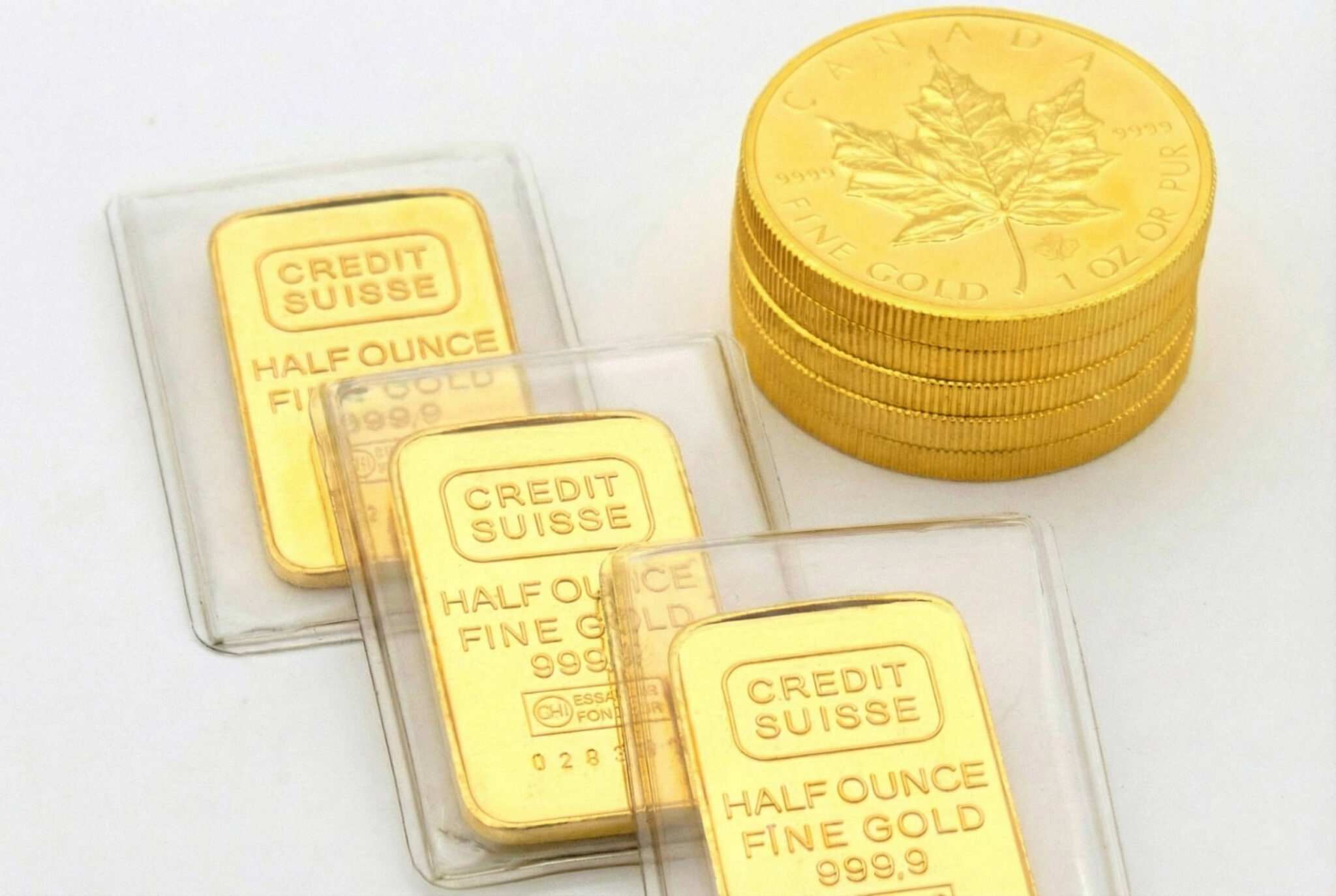 Zdjęcie złotych sztabek i monet